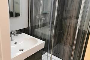 Grand lavabo et douche