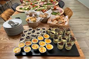 Planches gourmandes et ses desserts servis dans la salle de réception