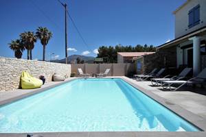 vue sur la piscine chauffée de la residence Appart Bleu Azur Saint Florent en Corse