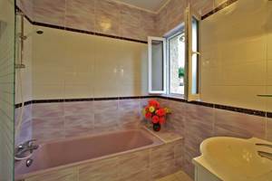 salle de bain avec baignoire gite perigord