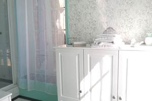 Maison Courbarien - chambre "Jade" avec 2 lits simples - salle d'eau détail