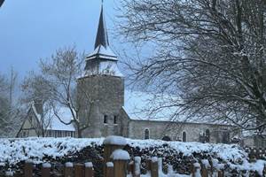 L'église du village sous la neige 2026