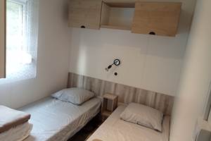 camping-la-perle-creuse-MH-6personnes-Oklahoma-chambre2