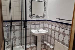 Salle d'eau avec douche et WC
