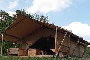 camping-la-perle-creuse-tente safari-5personnes-vue extérieure