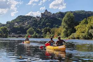 Canoé à proximité, au pied des châteaux