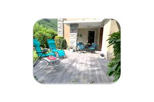 Terrasse table fond blanc