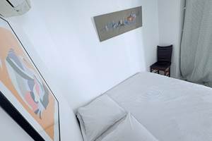 Maison Réthaise 2 – Chambre calme au style épuré Un cadre serein et lumineux, pensé pour le confort et la simplicité, dans une maison pleine de charme au centre de La Flotte.