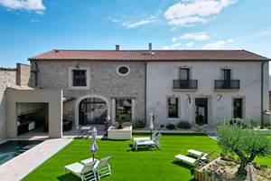 Façade de La Vigneronne et jardin des Gîtes de Monte Blanco à Montblanc dans l’Hérault
