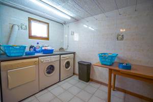 Buanderie au sous dol avec le lave linge