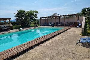 ombre sous pergola au bord de la piscine (1)