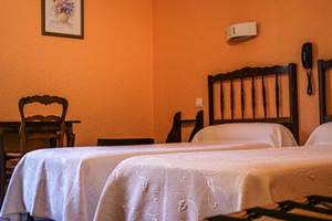 chambre-lits-jumeaux-standard-hotel-ambeille