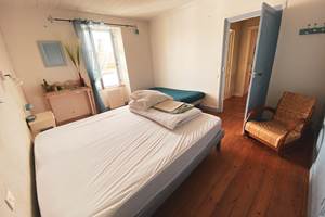 Le gite Les Fillattes, la chambre n°3, vue 2 avec fenêtre donnant sur l'extérieur