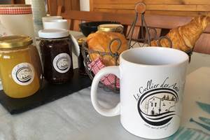 Mug et confiture maison au Cellier des Amis