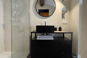 SALLE DE BAIN CHAMBRE BLEUE 2E`ME E´TAGE MI