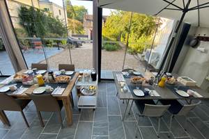 LES RIVES DU CHER. PETIT-DEJEUNER DANS LA VERANDA