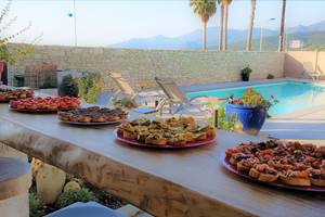 Appart Bleu Azur Saint Florent en Corse assiettes pour l'apéritif vue sur la piscine chauffée