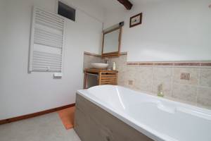 Gîte Coquelicot - Salle de bain avec baignoire et WC étage