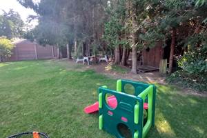 Jardin arrière, jeux enfants , cabanes enfants et mobilier de jardin