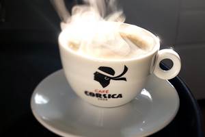 Petit-déjeuner typique avec un café Corsica, symbole de l'art de vivre et de la gastronomie locale.