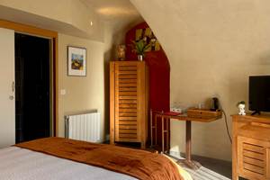 la calade chambres d'hotes et espace bien être ardèche vue du lit chambre terracotta
