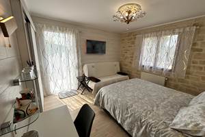 chambre-raphael-queen-size-canape-convertible-ecran-plat-bureau-collation-bouilloire-tasse-mas-des-anges-soussans-margaux-pauillac-medoc-bordeaux-famille