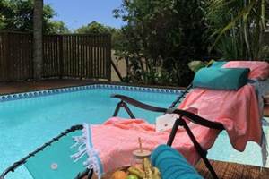 Detente-sous-les--tropiques-piscine-des-gites-l-or-des-caraibes
