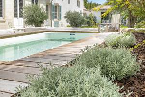 Piscine (bassin de nage à contre courant) et jardin