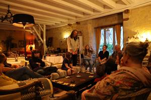 Le village se réveille au Château Ludique : une partie de Loup-Garou géante pour souder vos groupes d'amis ou vos séminaires dans le Lot.