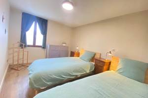 grande chambre lumineuse  chambre cosy Alpes  gîte avec chambres confortables