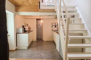 Cuisine avec salle de bain au fond