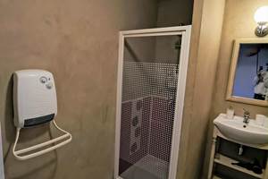 salle-bain-chambre-champetre-douche-privee-gite-centres-aveyron-saisonnee
