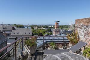 terrasse-vue-panorama-honfleur-chambres-hotes-calvados-normandie-couple