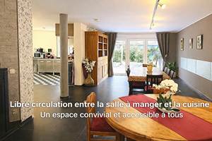 La salle à manger est proche de la cuisine