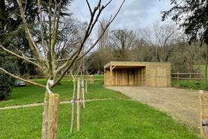 Stationnement sous le carport ou sur le parking