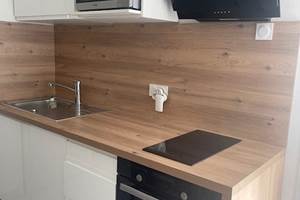 Maison Réthaise 2 – Cuisine pratique et design Un espace clair et parfaitement équipé : four, plaque, lave-vaisselle, micro-ondes. Le confort du quotidien à deux pas du marché médiéval.