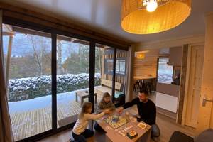 Salon avec vue sur la forêt