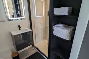 salle-de-bain-avec-linge-fourni