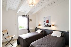 chambre avec 2 lits, accès direct sur la terrasse