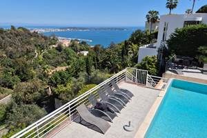 Espace détente piscine à Cannes