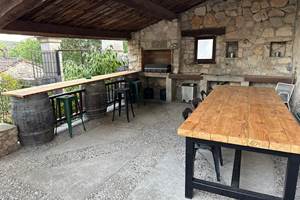 Terrasse privative avec plancha et bar