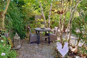 16-bis-gite-hotel-marssac-jardin-table-chaises