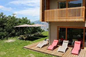 Table de Pic Nic, parasols et bains de soleil au chalet