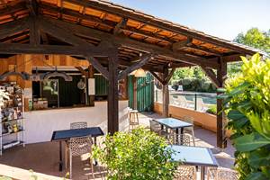 Terrasse et bar près de la piscine