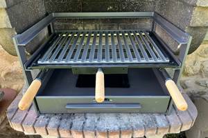 Barbecue fixe dans jardin