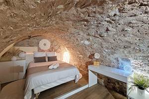 Chambre voûtée en pierres au caractère unique.