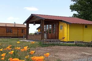 camping-la-perle-creuse-chalet Mexico-4personnes-vue extérieure fleuri