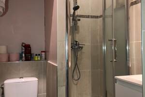 Salle de bain avec douche à l' italienne