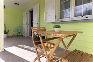 Terrasse avant extérieure de l’appartement Bambou à Hell-Bourg, idéale pour profiter du calme de Salazie, La Réunion.