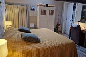 armoire, table et fauteuils confortable, enceinte connectée bluetooth, thé café, frigo et microonde dans l'entrée gratuitement à disposition